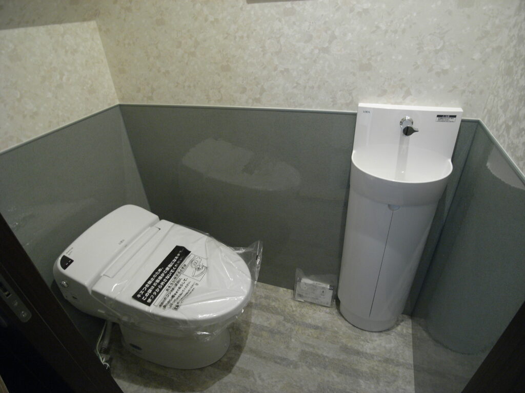 横浜市でトイレにお掃除がしやすいパネルを設置