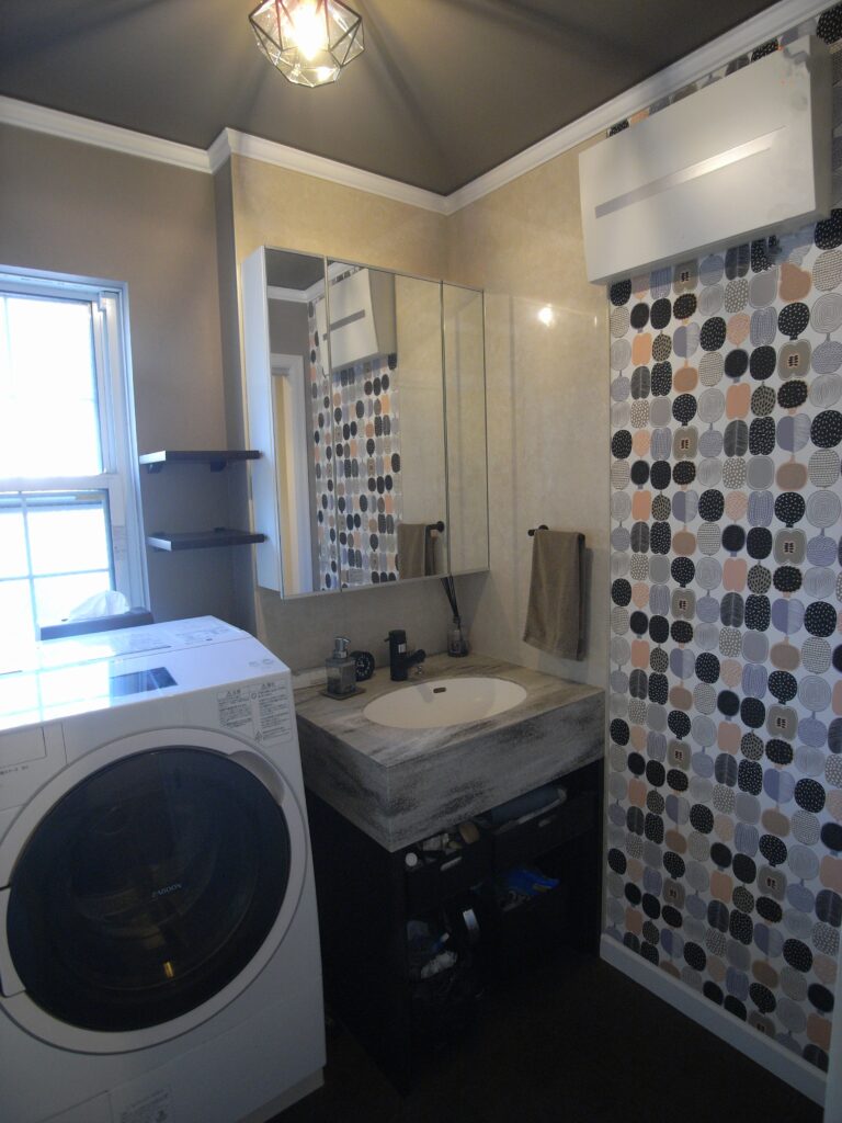 横浜市港南区の戸建てで奥行き60ｃｍの造作洗面化粧台をつくりました。