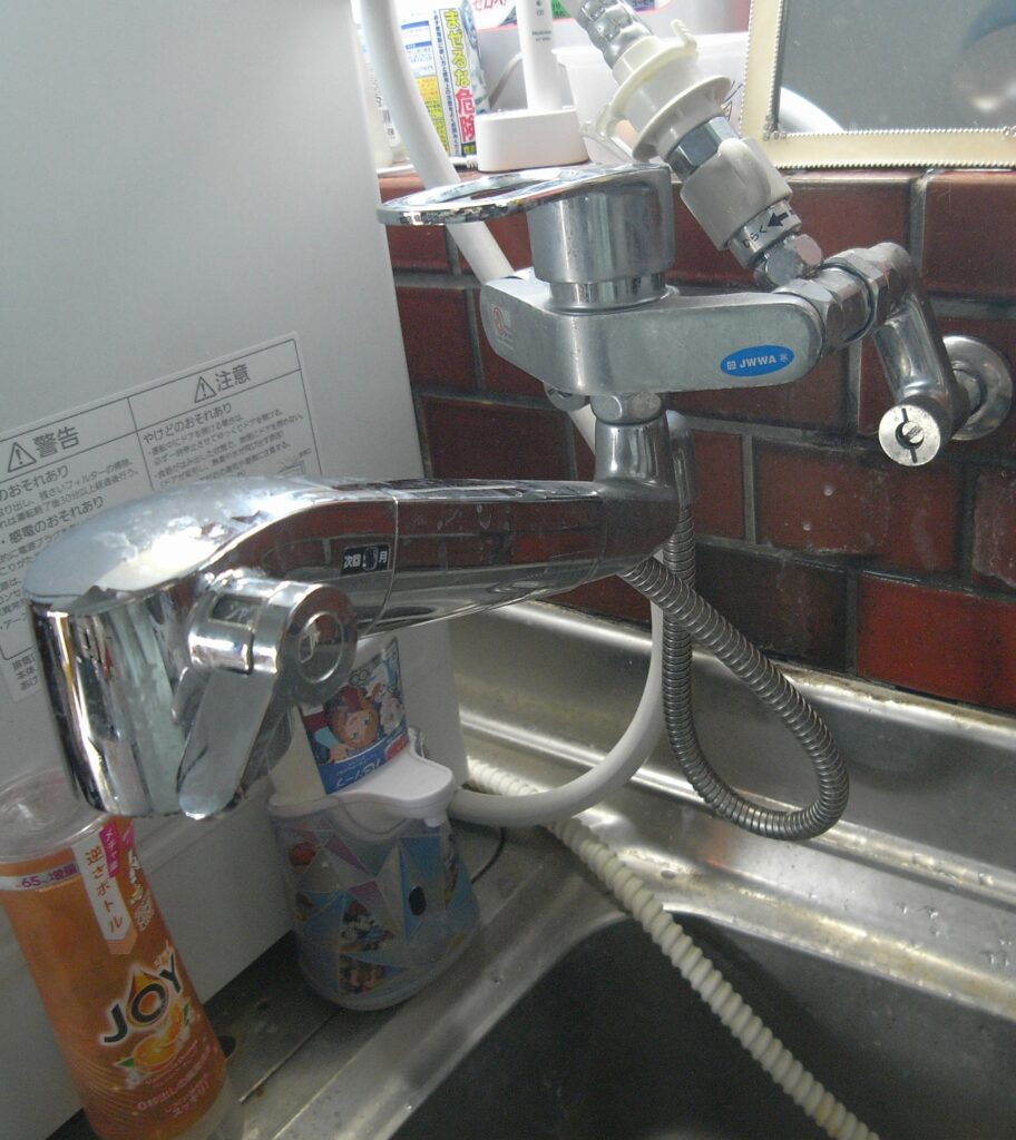 横浜市鶴見区でキッチン水栓接続部から漏水している状況