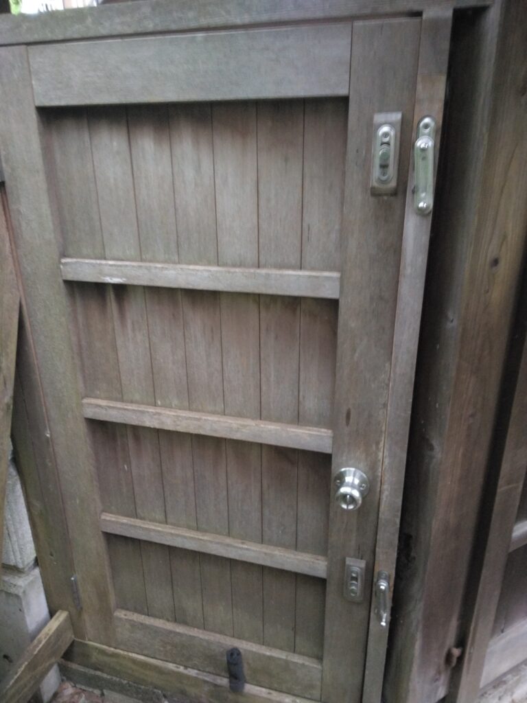 鍵がかからくなった外部木製扉