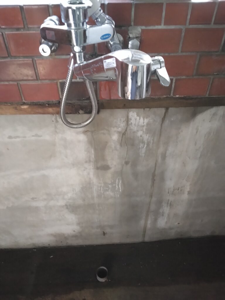 キッチン水栓接続部からの漏水跡