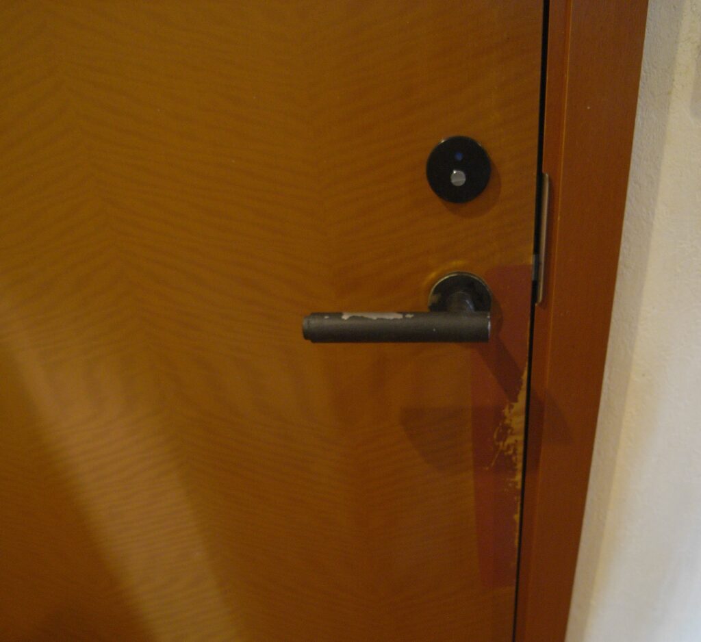 横浜市西区みなとみらいで室内建具ハンドルの塗装と扉の塗装がはがれていました。