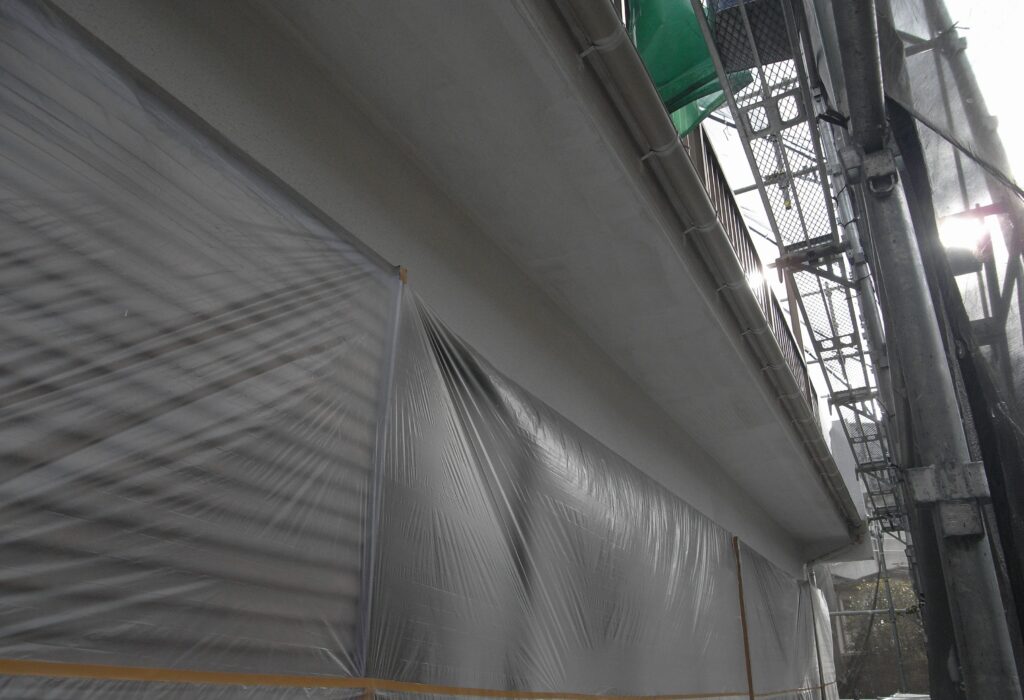 横浜市港南区で外壁塗装の養生と下塗り状況