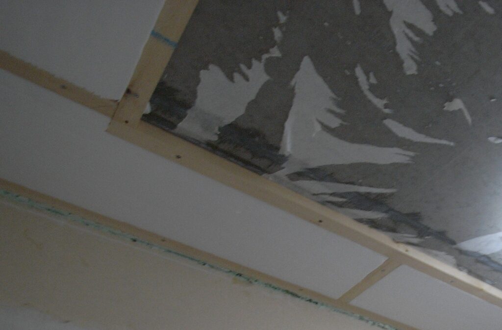 横浜市のマンションでコンクリート天井に断熱材設置。