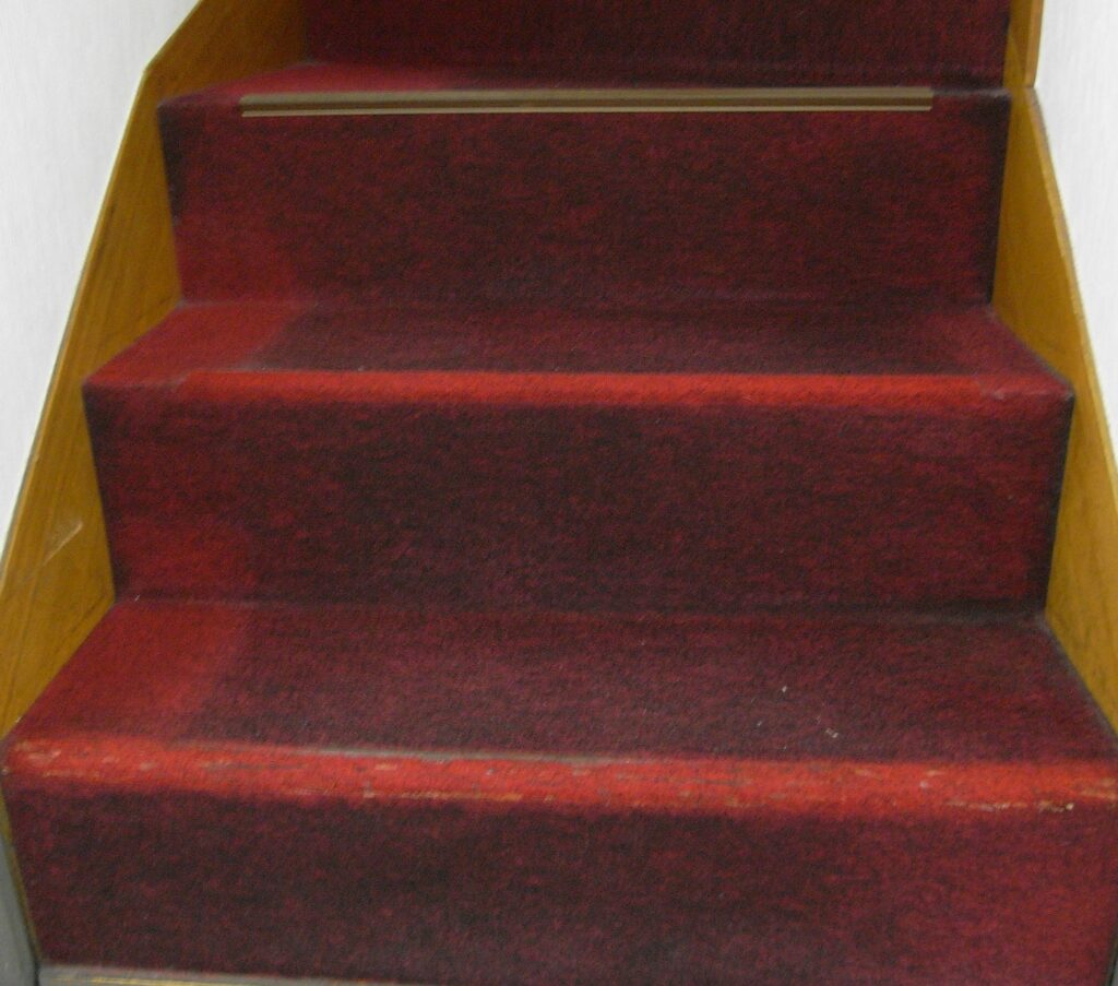 横浜市で階段の下の部分に引き出し収納を作る工事の施工前の写真。階段が弱っていました。