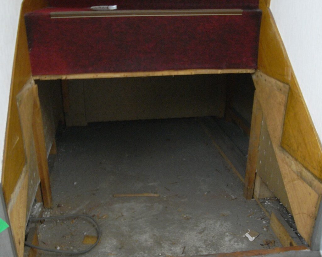 横浜市で階段の下の部分に引き出し収納を作る工事で階段解体作業中の写真