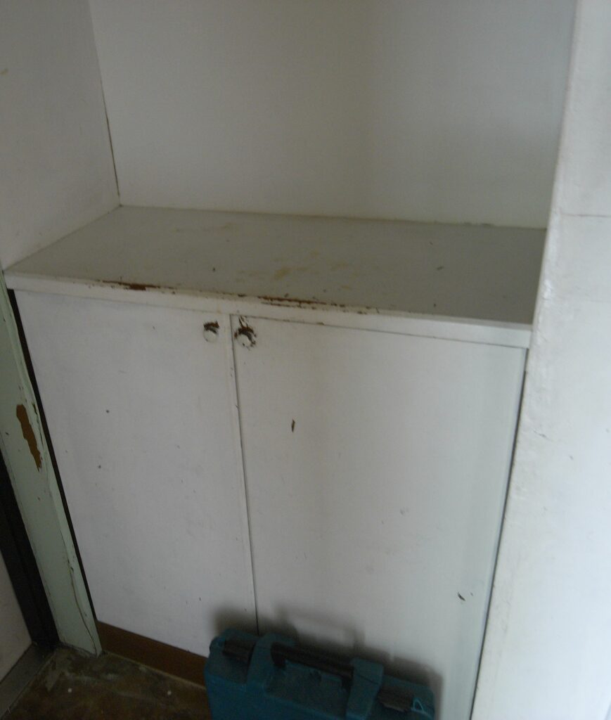 横浜市磯子区のマンションで下駄箱解体前写真