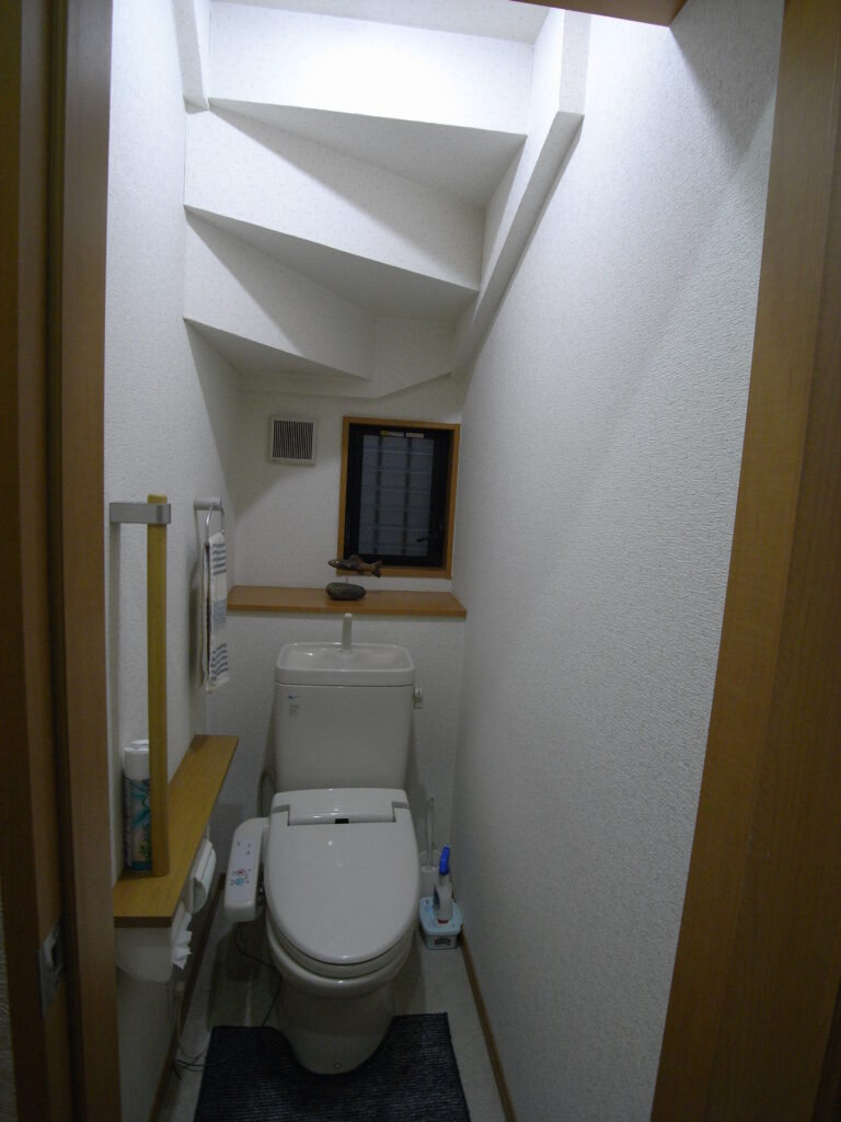 階横浜市で洗面台横にトイレを新しく設置して開放感のあるトイレにした、階段下トイレ移動前写真