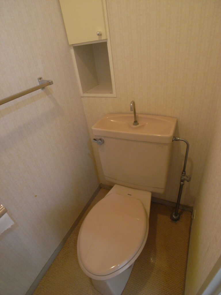 横浜市のマンションでトイレの壁を移動してトイレを広くしたリフォームの施工前写真