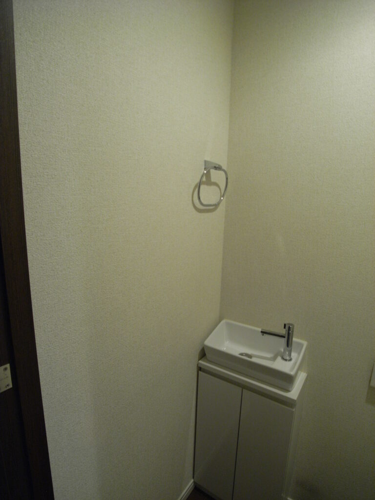 横浜市西区みなとみらいのトイレ内装リフォーム前写真