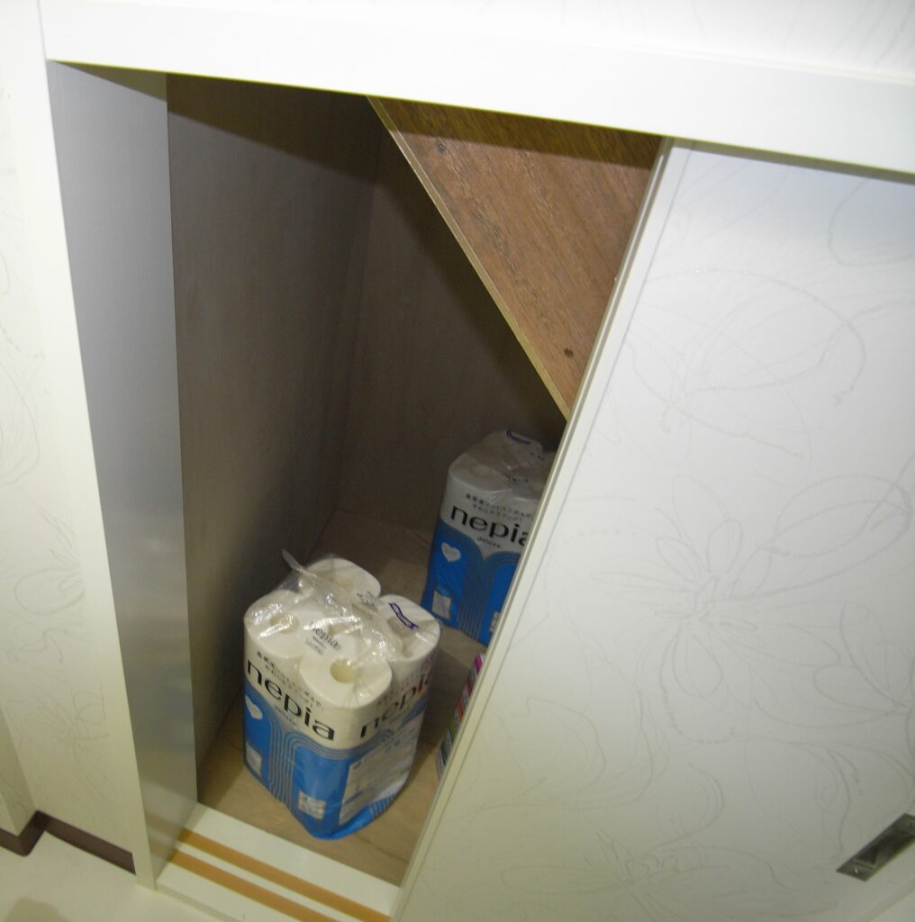 横浜市の階段下に小さな収納を作りました。