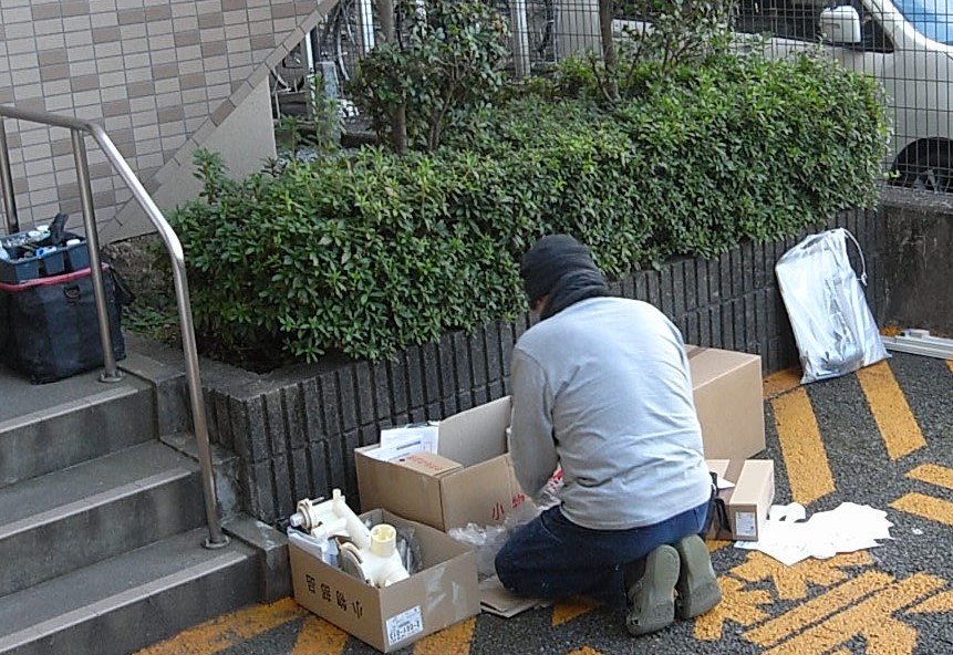 横浜市のマンションでユニットバスの材料仕分け中。