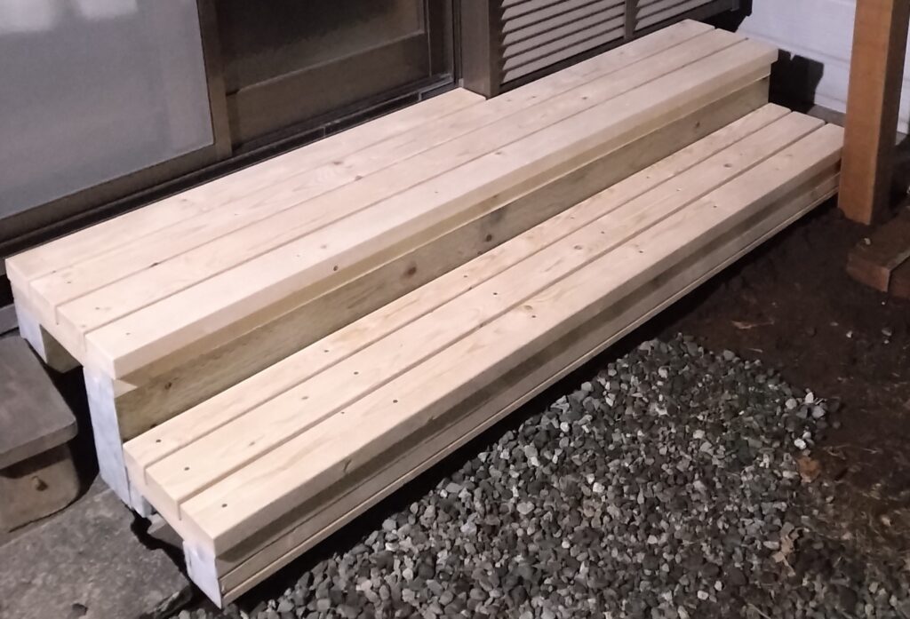 横浜市中区で掃き出し窓の外に座って足を置くことのできる濡れ縁をつくりました。
