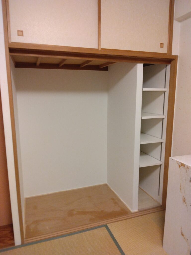 押し入れに仏壇を置けるようにしました。