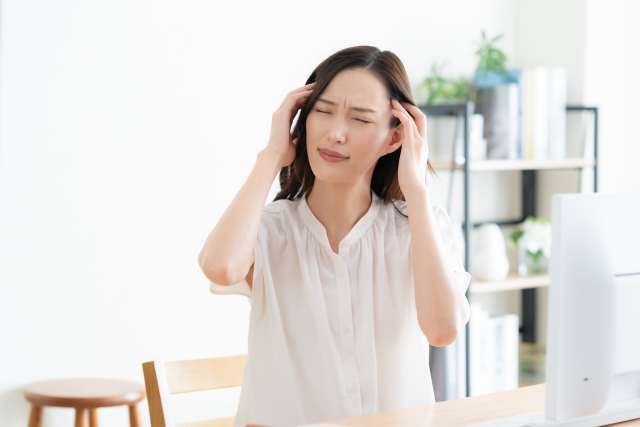 床鳴りでストレスを感じる女性