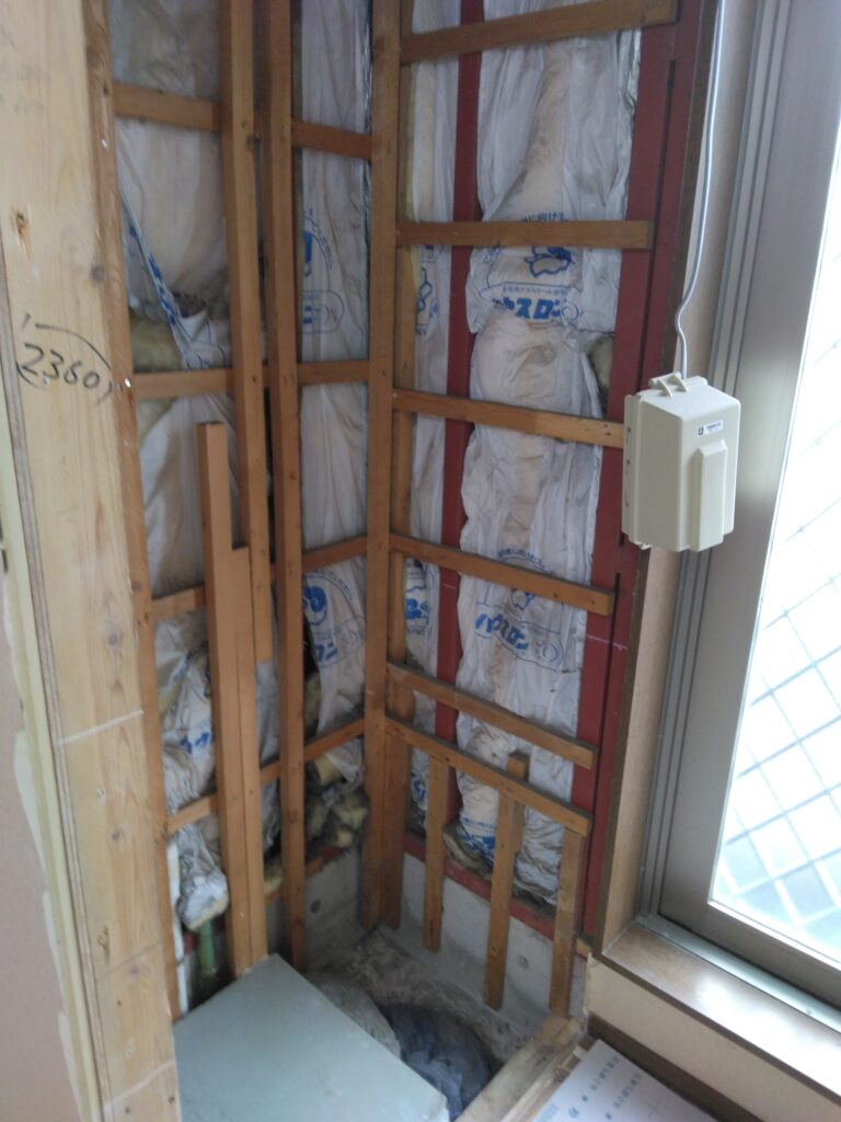 あたらしくカウンターと収納を作る部分の解体工事をしています。