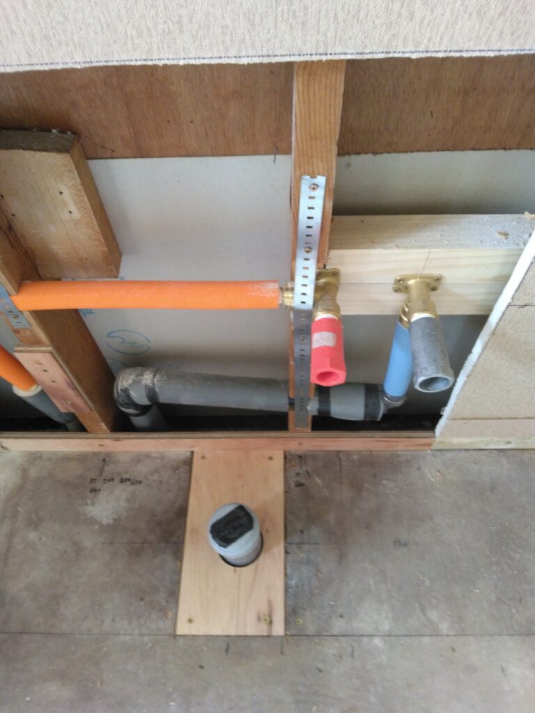 新しい洗面化粧台の為に。給湯・給水・排水管の位置を移動しました。