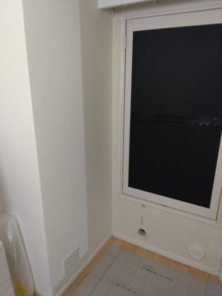 窓回りに発泡ウレタンを注入するために壁紙をはがしました。