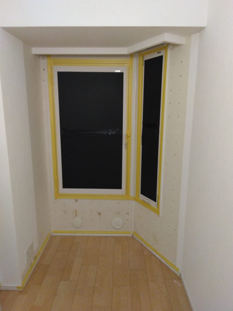 窓回りに隙間風対策のために発泡ウレタンを注入しました。