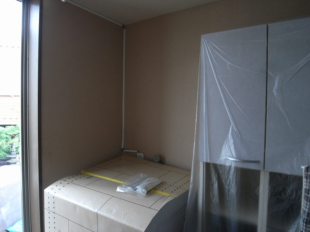 横浜市鶴見区で洗濯置き場の上に可動棚を設置する前の写真