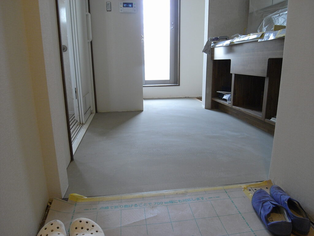 横浜市鶴見区の床リフォームで床全面のパテ処理を行いました。(2回目)