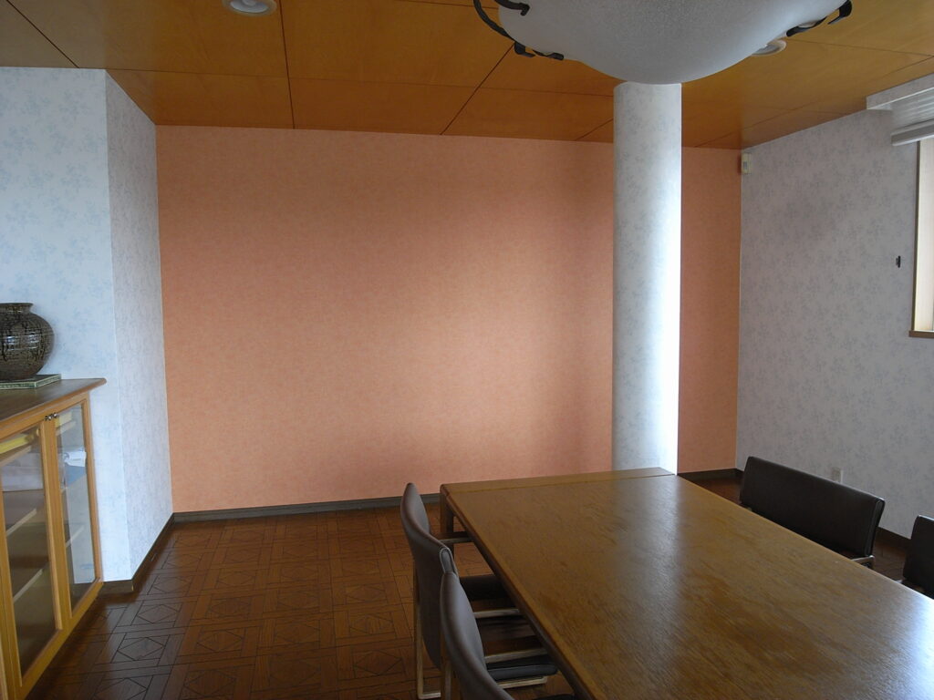 【横浜市鶴見区】家具をなくした部分の壁にアクセントクロスを貼りました。