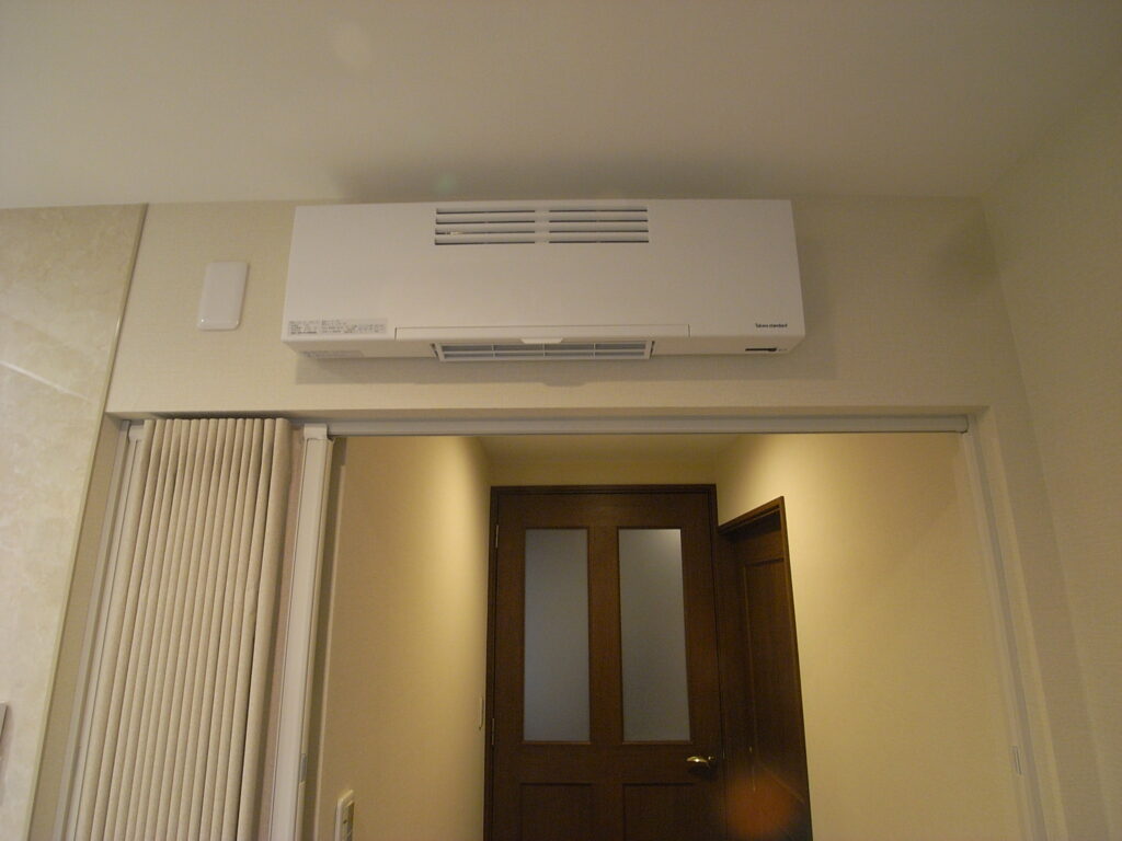 洗面所に壁掛け式のコンパクト暖房機を設置しました。