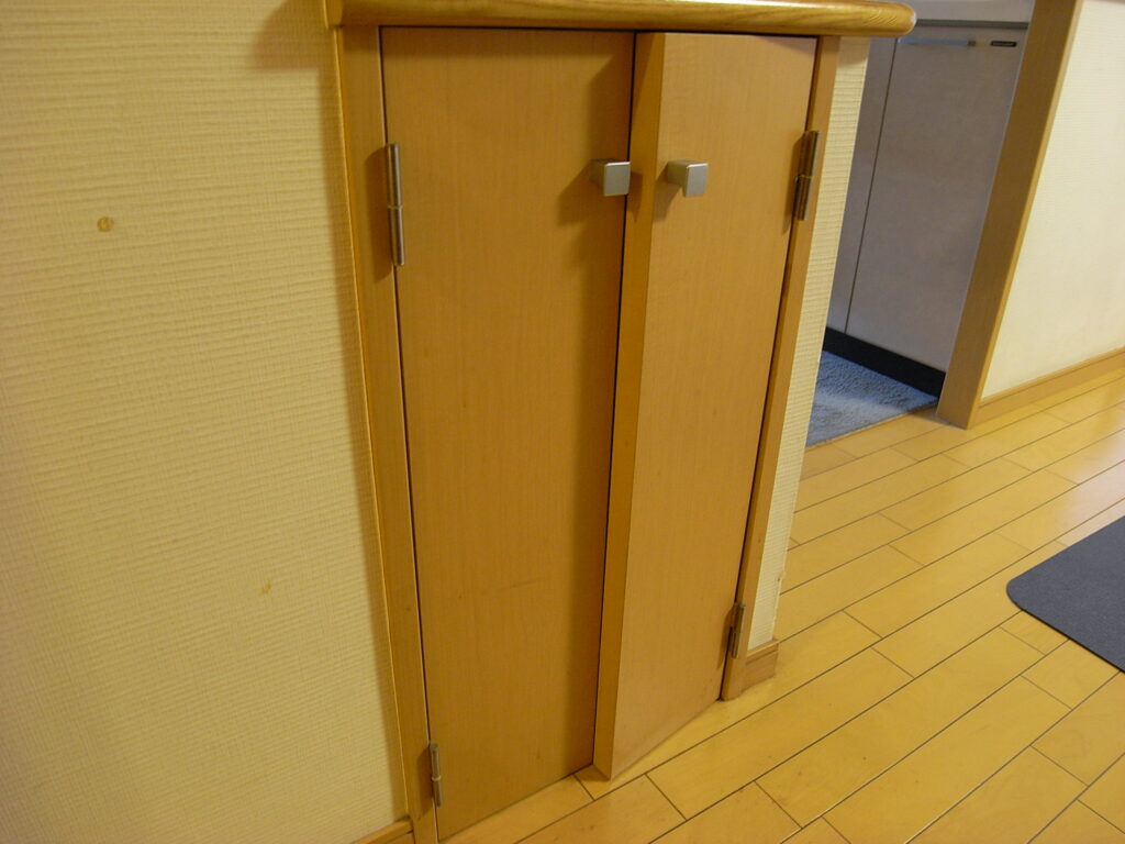 横浜市鶴見区のマンションで収納扉が閉まらなくなりました。
