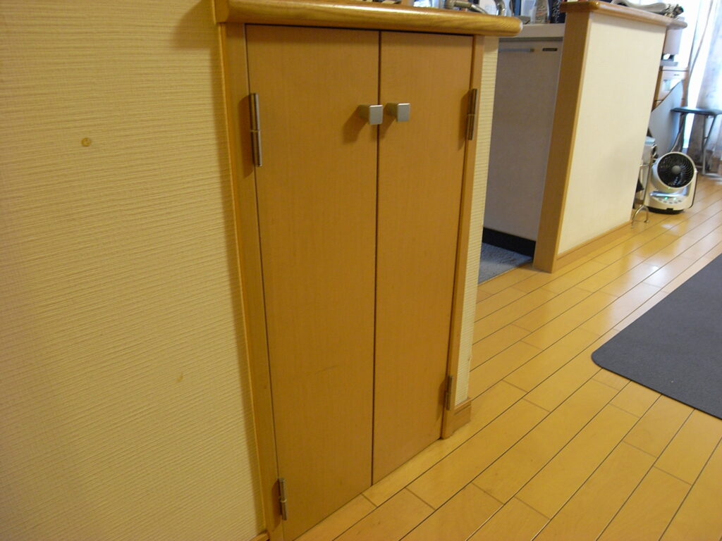 横浜市鶴見区のマンションで収納扉のしまりが悪いのを片側をカットして修理しました。