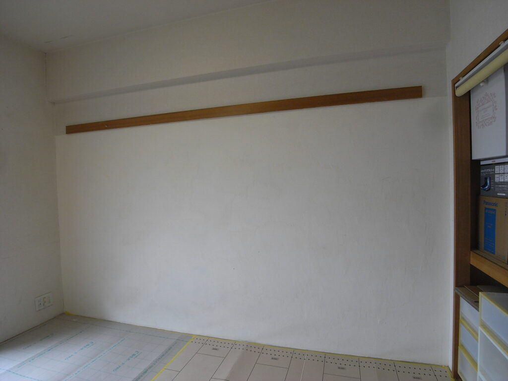 横浜市で既存のクロスの上に漆喰のようなものが塗られていました。