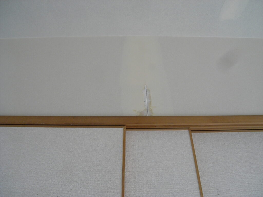 横浜市のクロス貼り替えの現場で石膏ボードジョイント部分の亀裂がありました。