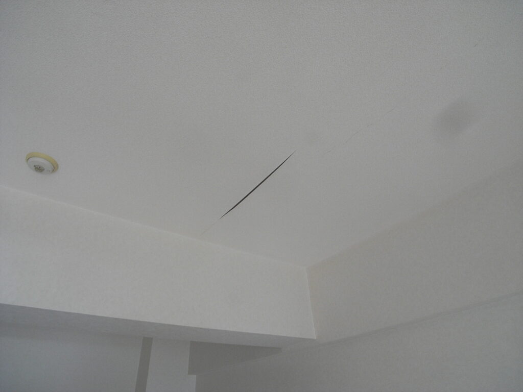 横浜市のクロス張替えリフォームの現場で既存天井のクロスがはがれてきていました。