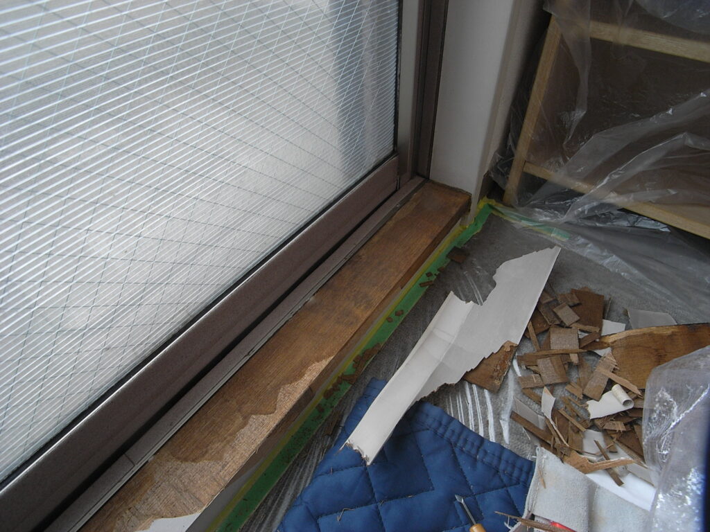 下枠の傷んだ箇所や、今後浮いてきそうになっている部分を少しずつ慎重に削り取る作業を行っています。