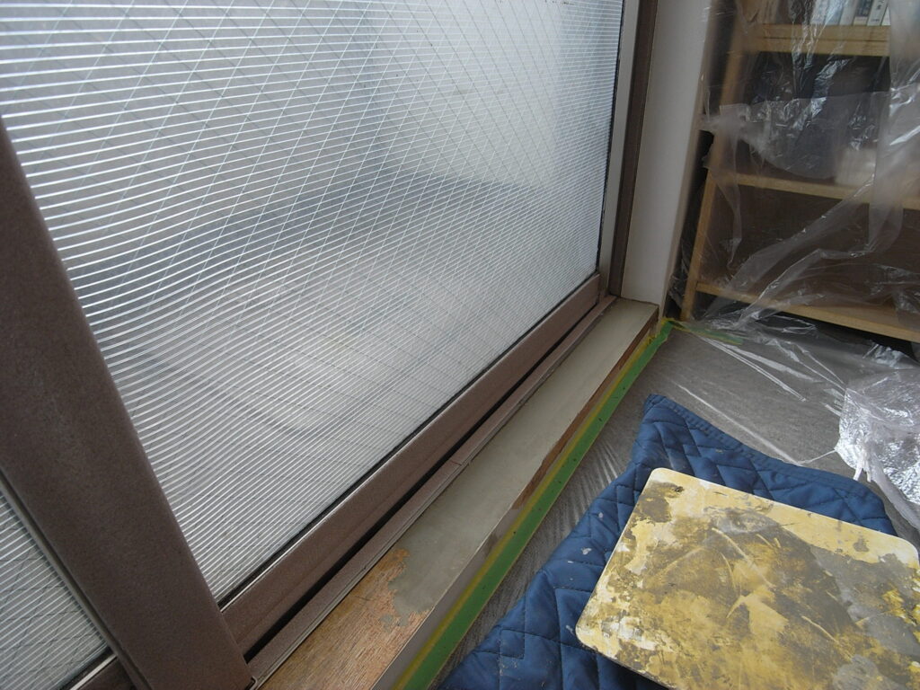 窓下枠の劣化した部分を除去した後、補修材で平滑に整えました。