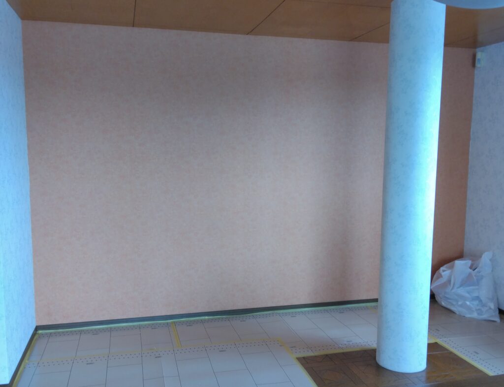 横浜市鶴見区でアクセントクロスの既存の壁紙との取り合いがきれいに見えませんでした。