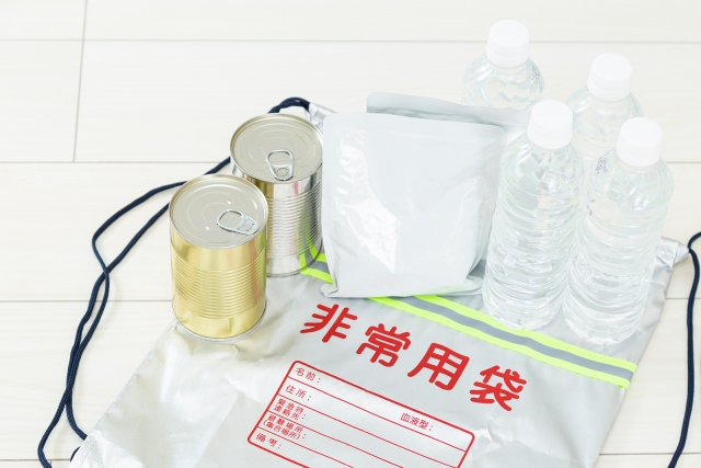 キッチンパントリーに保存食や飲料水イメージ