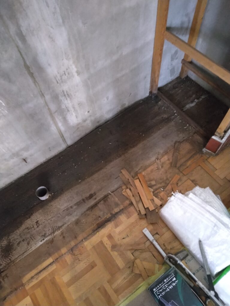キッチン水栓からの漏水で床が弱っていました。