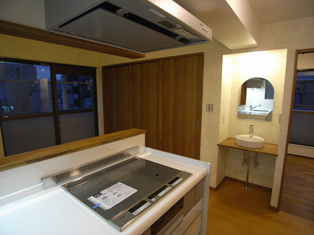 車いすでも使えるマンションのリビングに作った造作洗面台
