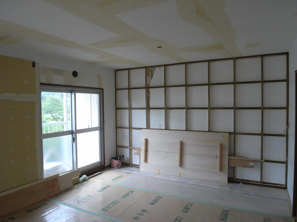 有孔化粧ボードの穴から見える部分が、木の色だと目立つと考え、木下地の表面をこげ茶色で塗装しておくことにしました。