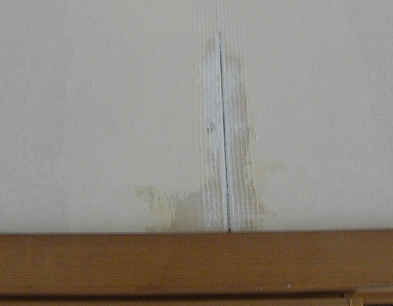 下地が動きやすい部分にメッシュテープで補強を行っています。