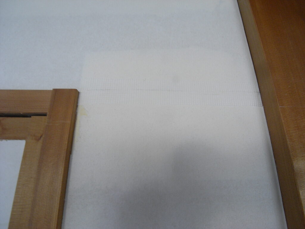 下地が動きやすい部分にメッシュテープで補強を行っています。