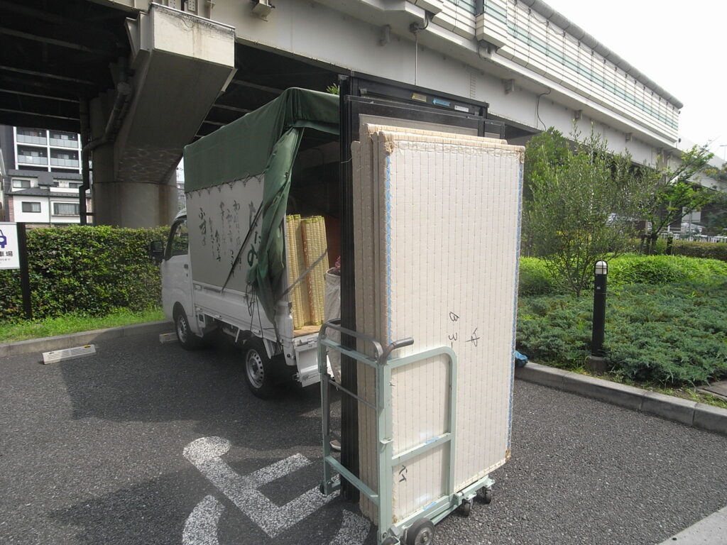 表替えした畳の搬入。