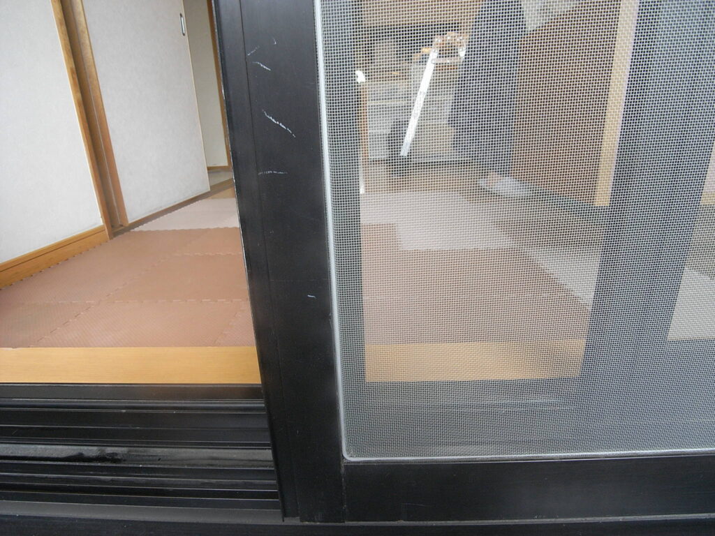横浜市神奈川区のマンションで網戸の張替えリフォームを行いました。