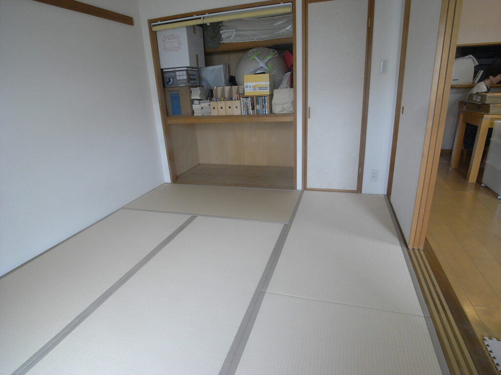 畳の表替え、色選びで困った!ダイケン健やかおもてで、隣のリビングと違和感のない和室に