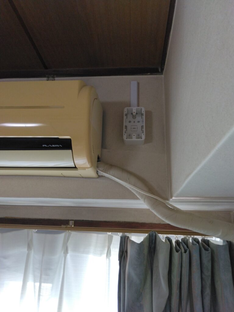 新しいコンセント露出ボックスの設置
