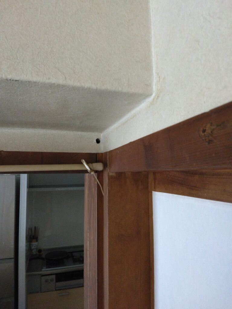電気配線の為に壁に穴をあけました。