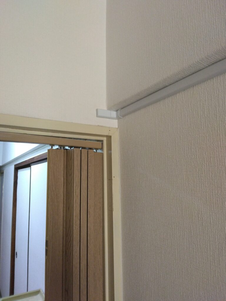 専用配線をモールでカバー