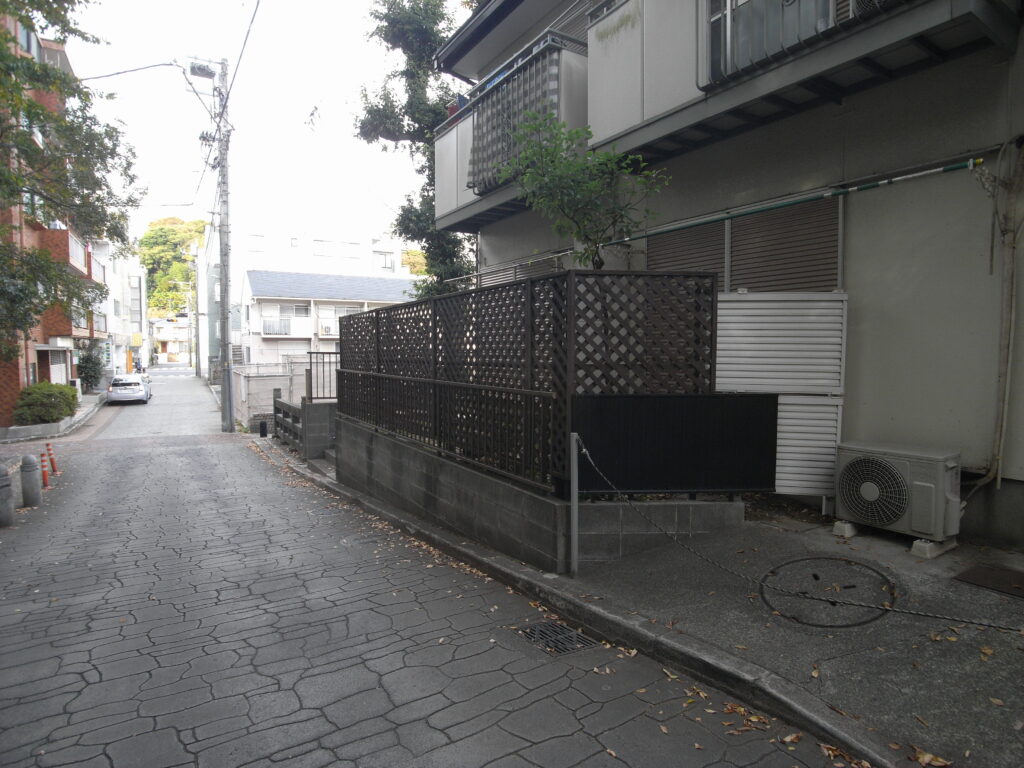 傷んだ木製フェンス。