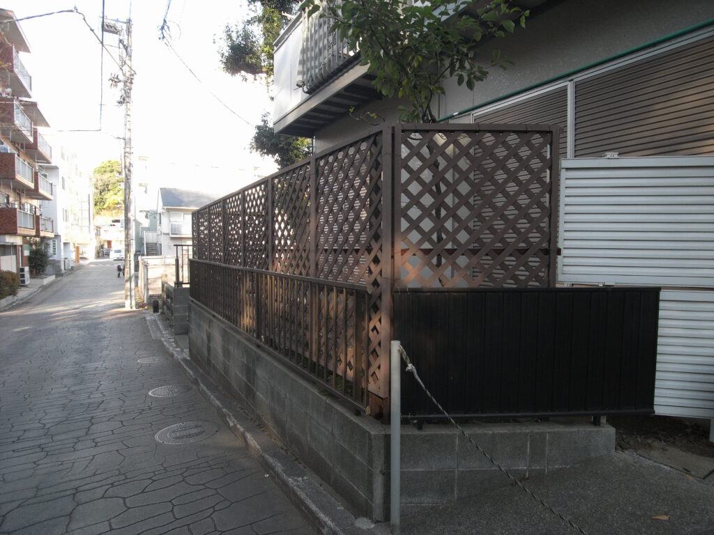 樹脂製のフェンスを設置しました。横浜市神奈川区