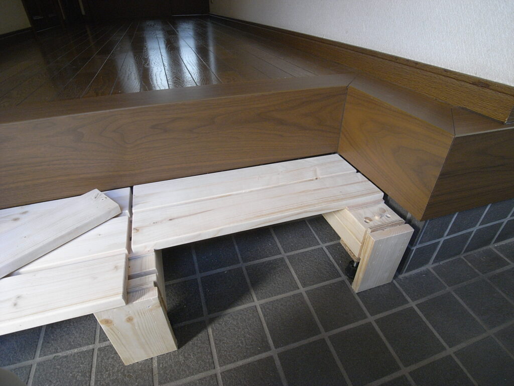 板を外して半分の使用も可能な玄関踏み台の作成|横浜市